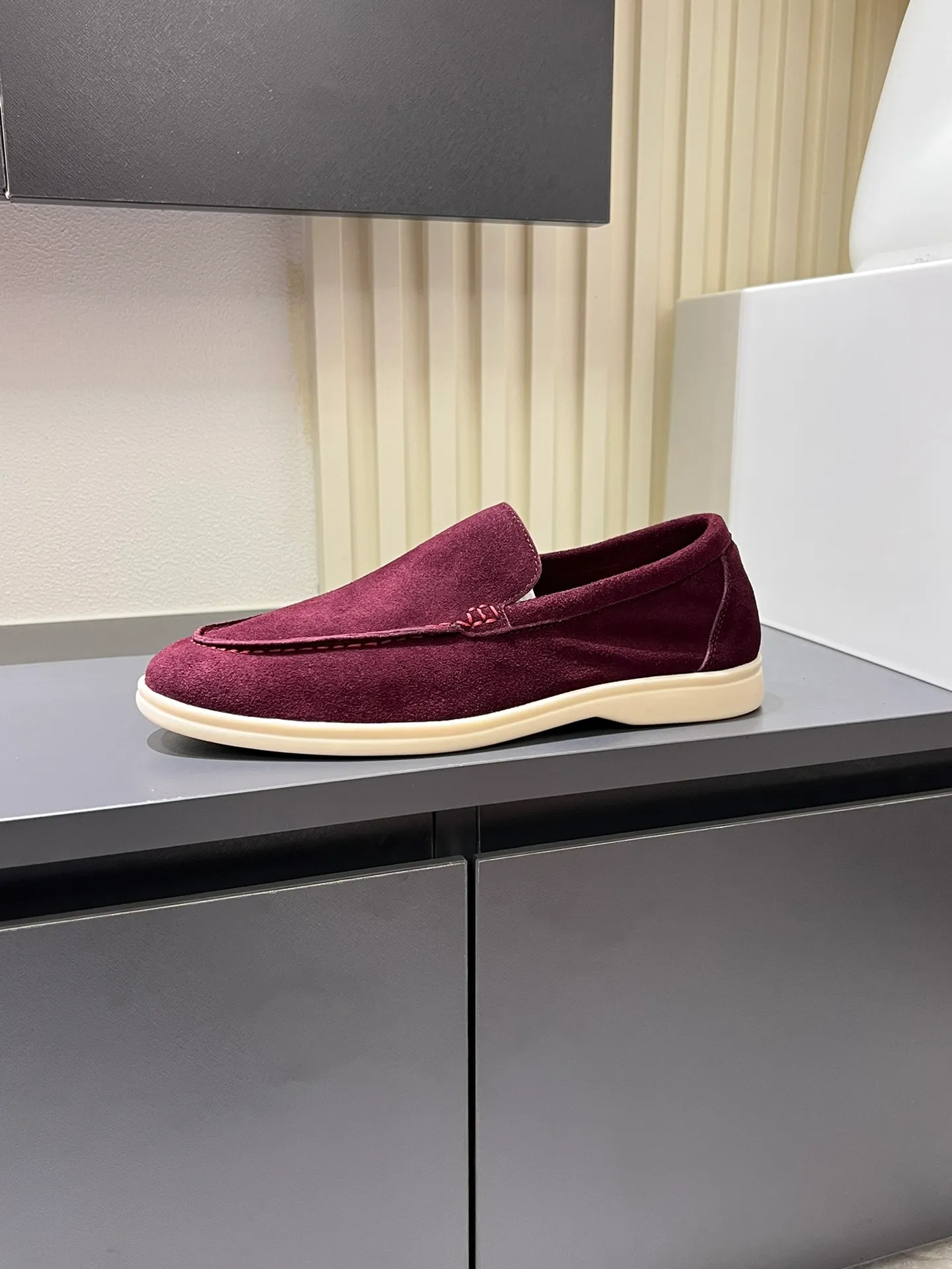 Men's shoes 💰p360 "Loro men's shoes 💰pian'*" Classic L men's shoes for couples 💰p Top version British flat loafers, a must-have item in old money style, the minimalist design is eye-catching and durable, a plus point for dressing The soft foot feel and texture are outstanding. They don’t scratch your feet and are very nice. They are matched with soft and waxy soles. They can be worn daily for a long time without getting tired. They are easy to wear, versatile and classic items, with perfect foot feel and texture! Imported cashmere fabric, the lining is made of imported A-grade water-dyed cow lining, the top version of the genuine leather midsole is sewn with pure handmade mark thread! Size: Female 35-40 (34. Customized) Male 38-44 (45.46. Customized)